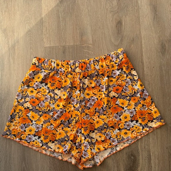 Floral ruffle short sz S - Picture 2 of 3